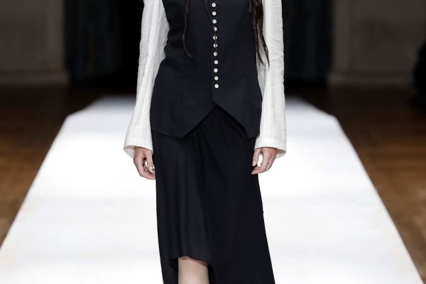 Mengenal Brand Baju Yohji Yamamoto: Gaya dan Inovasi Fashion Jepang